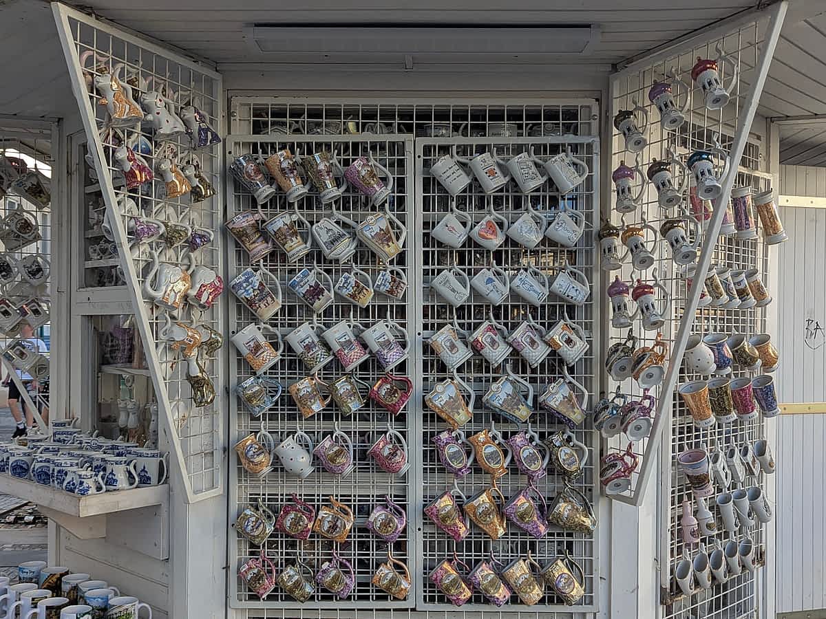 traditioneller Kurbecher aus Keramik, verwendet zum langsamen Trinken des warmen Heilwassers